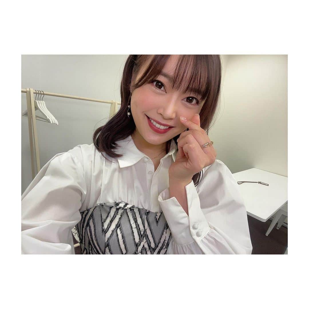 松本圭世さんのインスタグラム写真 - (松本圭世Instagram)「. 盛れた日の写真 テーマは 『意中の彼に自撮り送っちゃお♡』 笑笑笑（なんやそれ）  最後普通にすっぴん写真で 魔法はすぐに解けます🤣  今の髪色紫強めで気に入っている🍆  💈 @littlekuruku  ✂️ @takuto_ubukata  #リトルヘアサロン  リトルめちゃくちゃ居心地よくて またすぐキングダム読みに行きます♡  @little_anemone_salon  #美容院　#銀座　#カットカラートリートメント #女子アナ　#ってハッシュタグいれておけば良いと思っている　#女子アナ　#最近あんまりきかないよね　#女子アナ　#もしかして死語？　#instagood #followme」11月16日 23時26分 - matsukayo0806