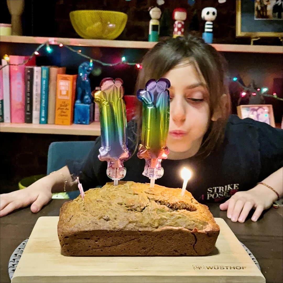 Ilana Wilesさんのインスタグラム写真 - (Ilana WilesInstagram)「Harlow opted to keep her birthday low key, celebrating at home with family only. Her requests were take out sushi and watching a few episodes of Glee. She had no time to bake herself a cake, so Mike made her banana bread and I got her a big box of macarons from Lauderee. Her favorite. Ruth came over with the Happy Bday and 11 balloons and Mazzy surprised her with a gift from Miniso- a stuffed frog and the cutest phone stand that makes it look like the We Bare Bears are watching your phone together. Last night, while I was putting her to bed, she told me that she loved her birthday so much she didn’t want it to end. I said- “But think about all the fun stuff we have coming up!” She said, “Like what?” “Like… my birthday.” We had a good laugh about that. 😂 Also, at some point last night, we learned why high ceilings are sometimes a bad thing. Operation balloon rescue will commence today.」11月16日 23時27分 - mommyshorts