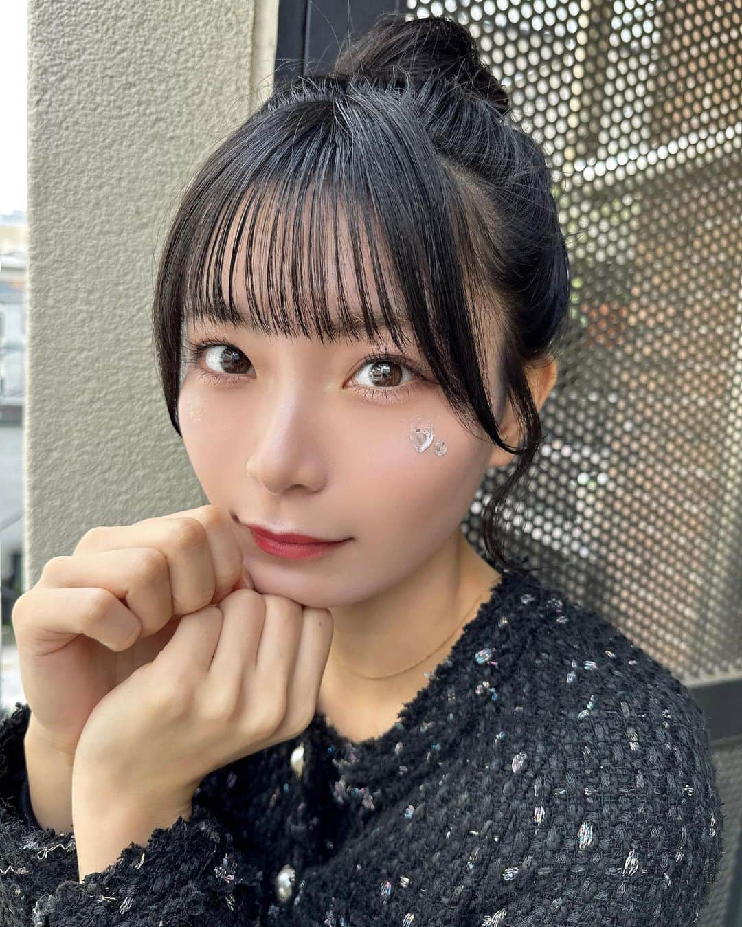 山戸優さんのインスタグラム写真 - (山戸優Instagram)「日高里緒ちゃん(@rio_hidaka)かわいくしたよ🍡  メイクもヘアアレンジもかわいいでしょ？  ショートヘアでもおだんごヘアできるよ✨  ウォニョンも目の下にハート付けてたから❤︎  #日高里緒 #メイク#ヘアアレンジ#前髪カット#アイドル前髪 #YMTworks」11月16日 23時27分 - yamatoyu