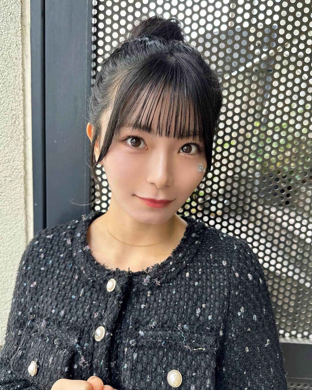 山戸優さんのインスタグラム写真 - (山戸優Instagram)「日高里緒ちゃん(@rio_hidaka)かわいくしたよ🍡  メイクもヘアアレンジもかわいいでしょ？  ショートヘアでもおだんごヘアできるよ✨  ウォニョンも目の下にハート付けてたから❤︎  #日高里緒 #メイク#ヘアアレンジ#前髪カット#アイドル前髪 #YMTworks」11月16日 23時27分 - yamatoyu