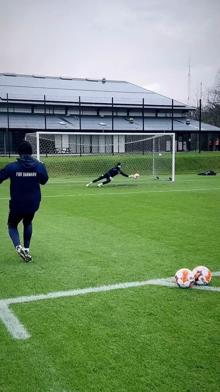 カスパー・シュマイケルのインスタグラム：「BULLETPROOF 🧤  #herrelandsholdet #målmand #goalkeeper #bulletproof #titanium」