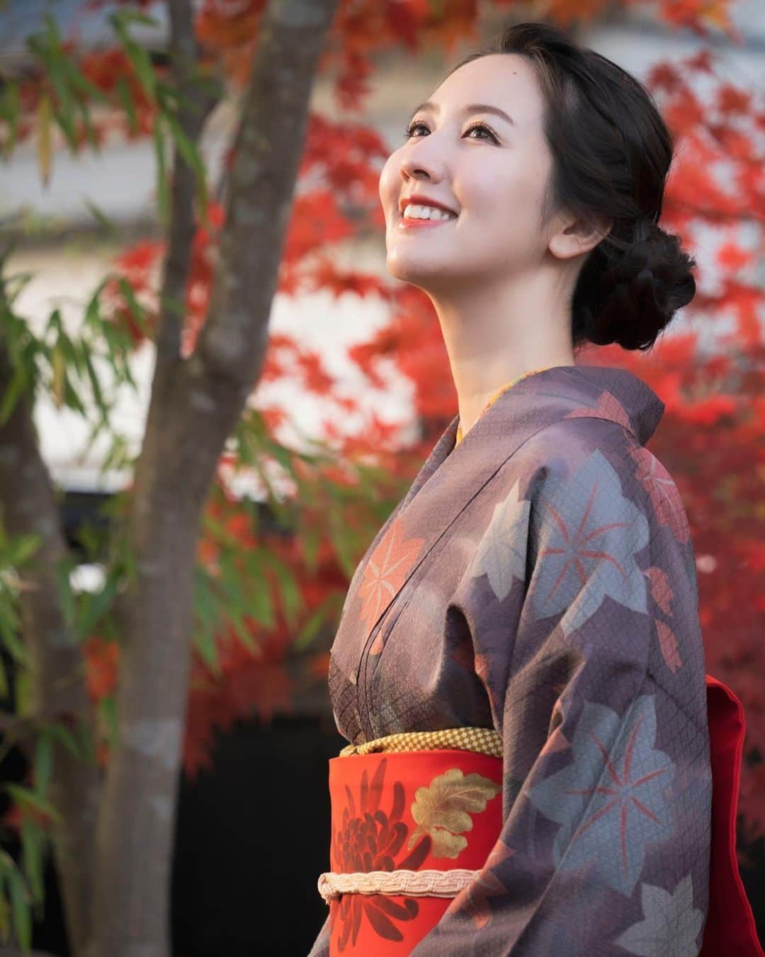 相場詩織のインスタグラム：「🍁  秋のお着物で角館散策🍂 真紅の帯がポイントです✨  衣装＆スタイリングは 角館撮影の時に必ずお願いしている しゃなりさんです👘  沢山お問い合わせをいただいている 【相場詩織2024年カレンダー】について お知らせが遅くなってしまい申し訳ございません。  今年は天候の影響が大きく、 とても悩んだ末納得のいく作品が完全に揃うまでは 発売しないという決断をいたしました。  4月スタートのカレンダーを検討しつつも、 作品の質を第一に。 何よりも皆さんに喜んでいただけるように 真心をこめて準備いたしますので お待ちいただけますと幸いです🍀  撮影 金子直さん ヘアメイク 松下桃子さん  #秋田 #角館 #角館武家屋敷 #着物 #着物ヘア #着物コーデ  #着物レンタル #着物女子 #紅葉 #紅葉スポット」