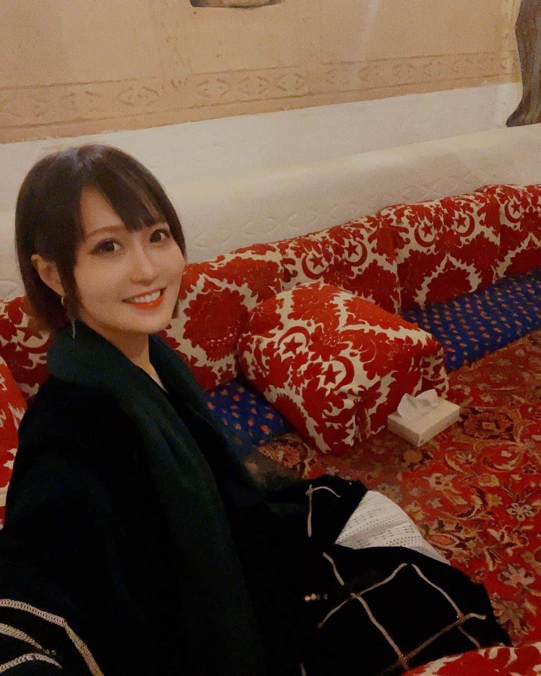 関口愛美のインスタグラム：「أكل تقليدي وغرفة وعباية في النمط السعودي 🤍🤍🤍🇸🇦  サウジアラビアの伝統的なスタイルのご飯、部屋、アバヤ🤍🤍🤍🇸🇦  #saudiarabia #abaya #najdvillage  #ksa #saudiarabia🇸🇦 #saudiarabiafashion #saudiarabiafood」