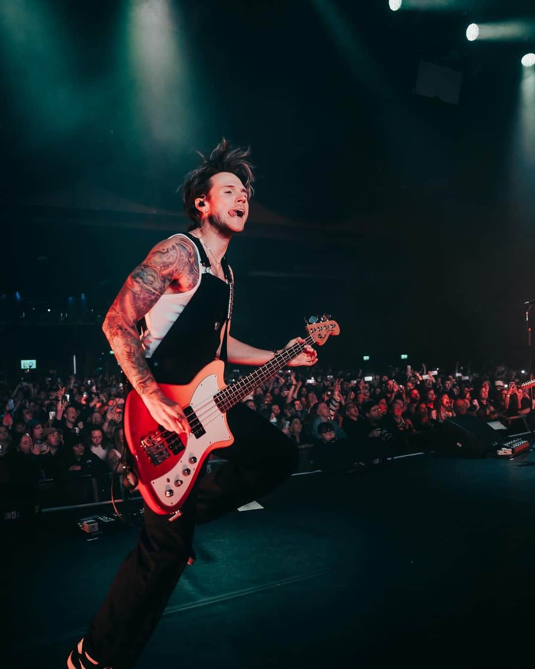 ハリー・ジャッドさんのインスタグラム写真 - (ハリー・ジャッドInstagram)「Before and during the show. Last night was wicked. Looking forward to tonight Manchester 🤟🏻  @o2vicwarehousemanc  @federicaburellii 📸」11月16日 23時30分 - harryjudd