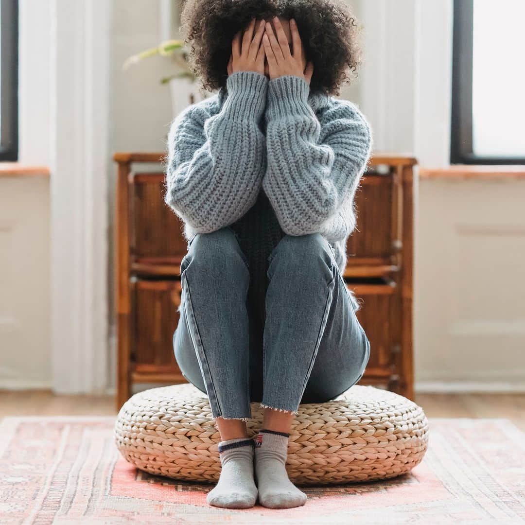 Margarida Corceiroのインスタグラム：「«Saúde Mental: anda toda a gente doida atrás desse item cada vez mais raro. Sabe? Uma coisa engraçada de trabalhar com saúde mental é que as pessoas parecem desejar muito um diagnóstico para chamar de seu. Basta a pessoa saber que eu sou psicóloga para passarem-me uma lista de sintomas e perguntarem-me: “Isto é normal?”, ou “Eu estou com depressão?”.»  @a.psicologa.sara  volta este mês com mais uma crónica que vale a pena ler! Não perca “As Ivas depressivas e os Jeovás TDAH’s” na sua edição de dezembro, já nas bancas, e em luxwoman.pt  #luxwoman #dezembro #psicologa  📷 Pexels」