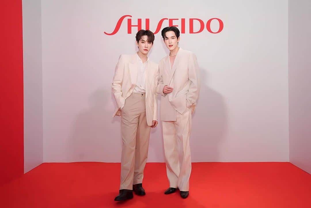 NEWYEARのインスタグラム：「วันนี้โบ๊ทกับนิวเยียร์มางาน SHISEIDO GROUP OPEN HOUSE 2023✨ จัดงานสุดยิ่งใหญ่แห่งปี เผยนวัตกรรมความงามเพื่อโลกที่ดีขึ้น ชิเซโด้ (ไทยแลนด์) บริษัทเครื่องสำอางชั้นนำจากประเทศญี่ปุ่น กับ 11แบรนด์ความงามชั้นนำระดับโลก อาทิ Shiseido Ginza Tokyo, NARS, Clé de Peau Beauté, ĺPSA, Drunk Elephant, Issey Miyake, narciso rodriguez, TORY BURCH, ANESSA, ELIXER และ d program ในรูปแบบ Exhibition😘  ตั้งแต่วันนี้ 17-18 พ.ย.2566 ตั้งแต่เวลา 10:00 น. – 20:00 น. ณ Q Stadium ชั้น M at Emquatier   #ShiseidoGroupOpenHouse2023」