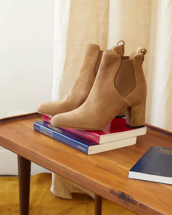 イネスドゥラフレサンジュのインスタグラム：「Les bottines à talons sable : confort, maintien et raffinement ! - The sand heeled boots : comfort, support, and refinement !   #inesdelafressange #inesdelafressangeparis #fallwinter2023 #parisianchic」