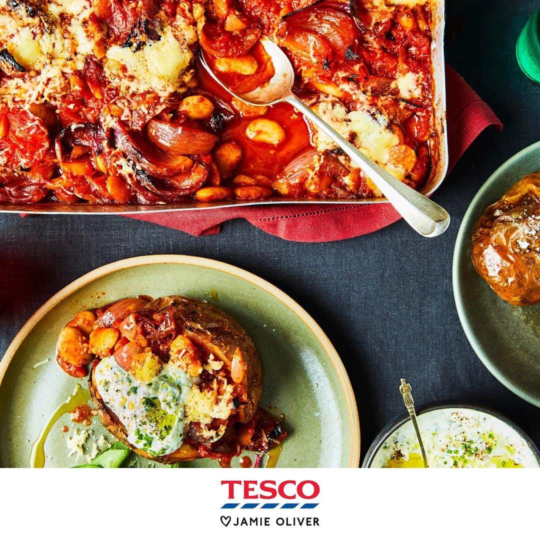 Tesco Food Officialのインスタグラム：「Looking for new lunch inspo? @jamieoliver gives the humble baked potato an upgrade with his smoky, veg-packed traybake. You could add some pork, or veggie sausages if you fancy it, too. Beans & cheese never tasted so good! Head to the link in bio for the recipe.」