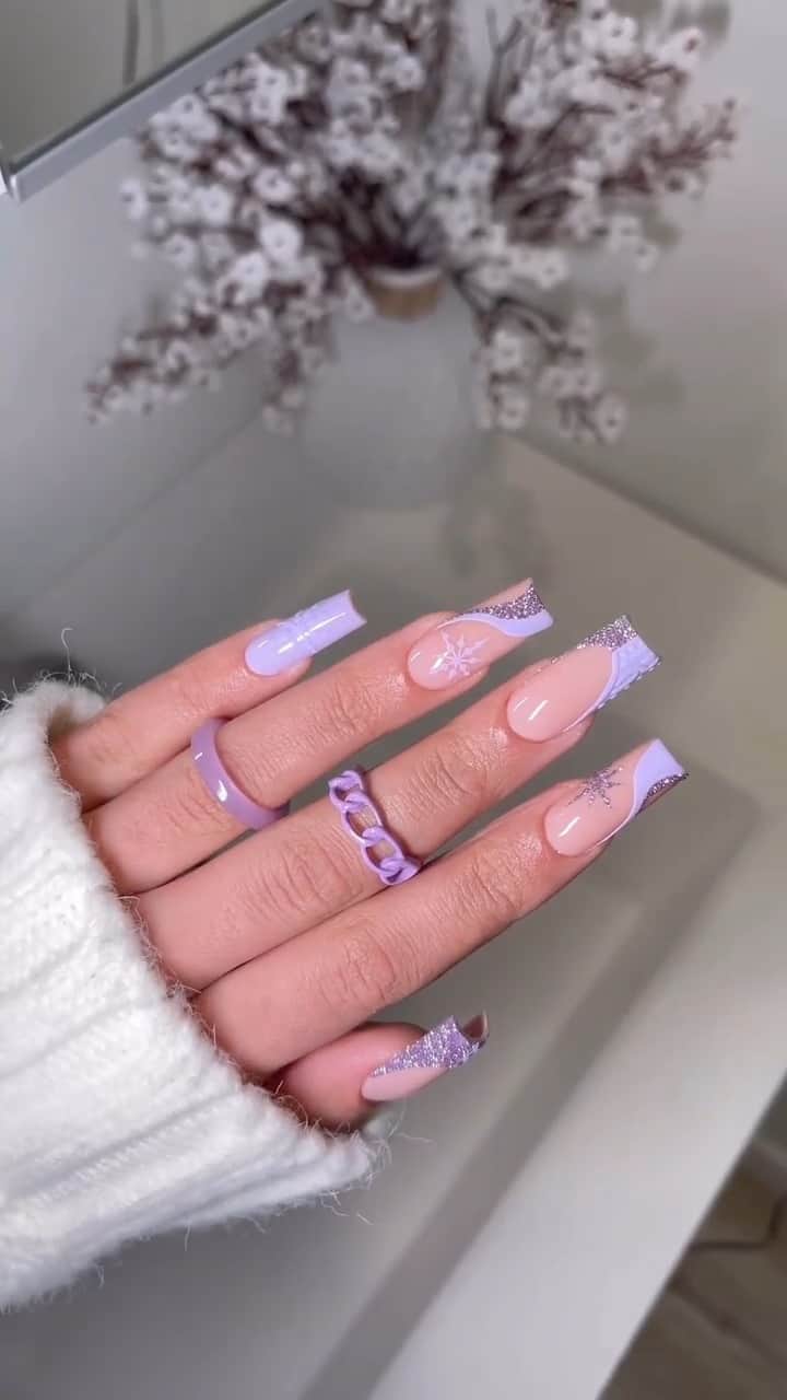 SHEINのインスタグラム：「Purple rain < Purple snow 💜❄️ Holiday colors get a pretty in pastel refresh with @elennailedit's merry mani lilac lewk! 💅🎄   #SHEINinspo」