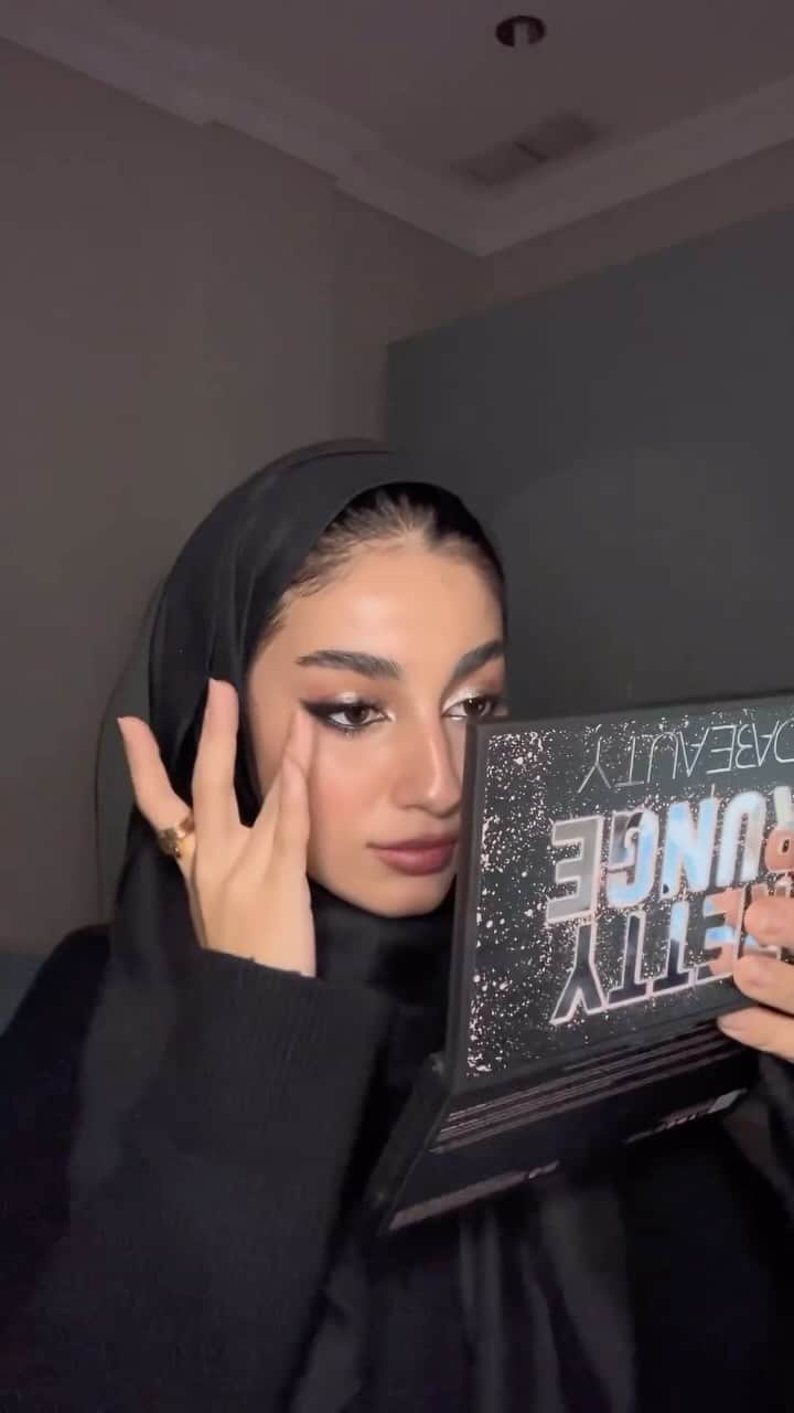 Huda Kattanのインスタグラム：「A silver smokey eye just hits different. @jojotaqi nails the #PrettyGrunge look ✨✨  Her glam essentials:  ✨ Pretty Grunge Eyeshadow Palette in shades Luv Anarchy, Brave, Maverick, Rebelle, Renegade & Fearless  ✨ Creamy Kohl Eye Pencil in shade Very Vanta  ✨ LEGIT Lashes Mascara  ✨ Waterproof Lash Glue ✨ Easy Bake And Snatch Pressed Powder  ✨ Lip Contour 2.0 in shade Pinky Brown  ✨ Silk Balm in shade Goth Gloss   🌍 𝗔𝗩𝗔𝗜𝗟𝗔𝗕𝗟𝗘 𝗚𝗟𝗢𝗕𝗔𝗟𝗟𝗬 🌎 #PrettyGrunge」