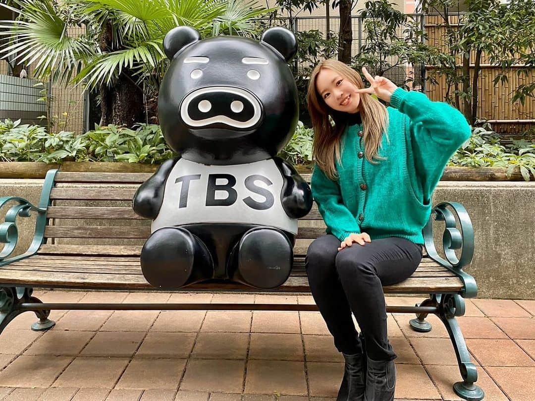 伊藤菜々子のインスタグラム：「昨日、ライブ前に TBSさんにお邪魔しました！！ ブーブと🥰  ブログ↓ https://ameblo.jp/sevenana0215/entry-12828945564.html」