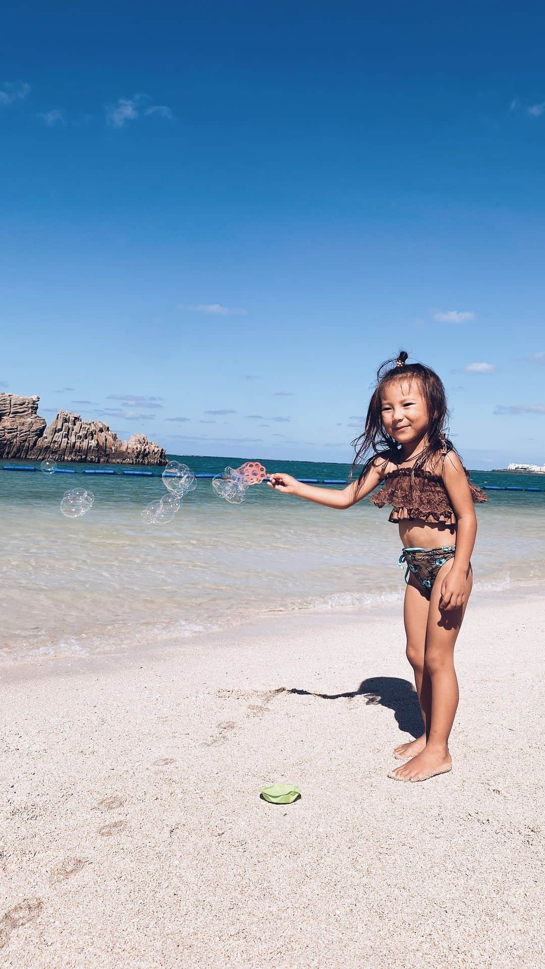 高橋菜摘のインスタグラム：「🏝️Day3〜5 ついに地元の友達と合流🤍 このメンバー(👨‍🦱以外)と6年ぶりの沖縄✨ 前回から👧👶👶👶も増えて大所帯🥹♡ 私が子供に還れる人たち。笑 しっかり者が多くていつも助かってます✌️ みんな合流してから沖縄感が無くなったw あれ、ここ地元？ってなりました😂  旦那達の服装を内緒でお揃いにするという ドッキリを決行しました(うちは代わりに👦) あ〜面白かった🤣w 次はどこ行こうか決めようっていう名の 集まりをよくしている私たち🤍w 家、県跨いだりみんな遠いんだけどね😂 最後のカットは空港までの帰り道。 みんなが見送りに来てくれたよ🥹 👧泣くの我慢して歩いてる顔が切な...  またすぐ会える。  📍たからまちがー(沖縄そば) 📍美らsun beach⛱️ 📍アラハビーチ⛱️ 📍agro roast coffee☕️ 📍サボテン畑🌵 📍水中艦船グラスボート(オルカ号) 📍国際通り🛍️ 📍公設市場🐟 📍ゆいレール🚈 📍波照間(Liveあり)🍻  #沖縄 #沖縄旅行 #沖縄観光 #那覇 #ワンオペ旅 #okinawa #japantrip #memory #family」