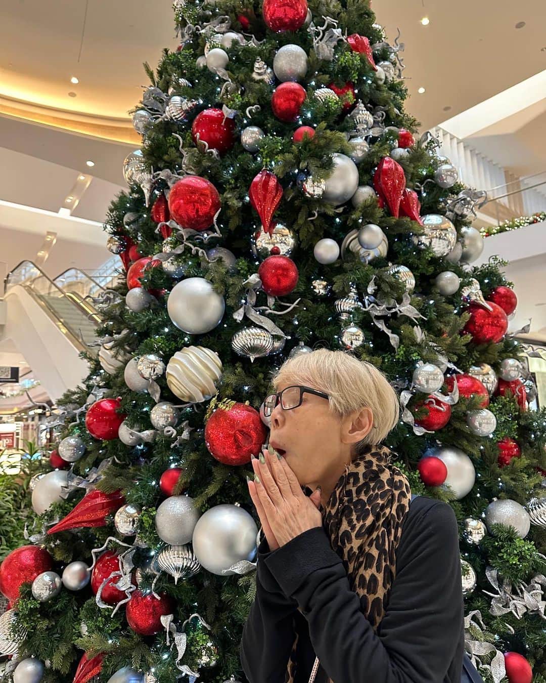 研ナオコさんのインスタグラム写真 - (研ナオコInstagram)「どーこだ🎄  #研ナオコ  #クリスマスツリー  #xmastree」11月16日 23時37分 - ken.naoko