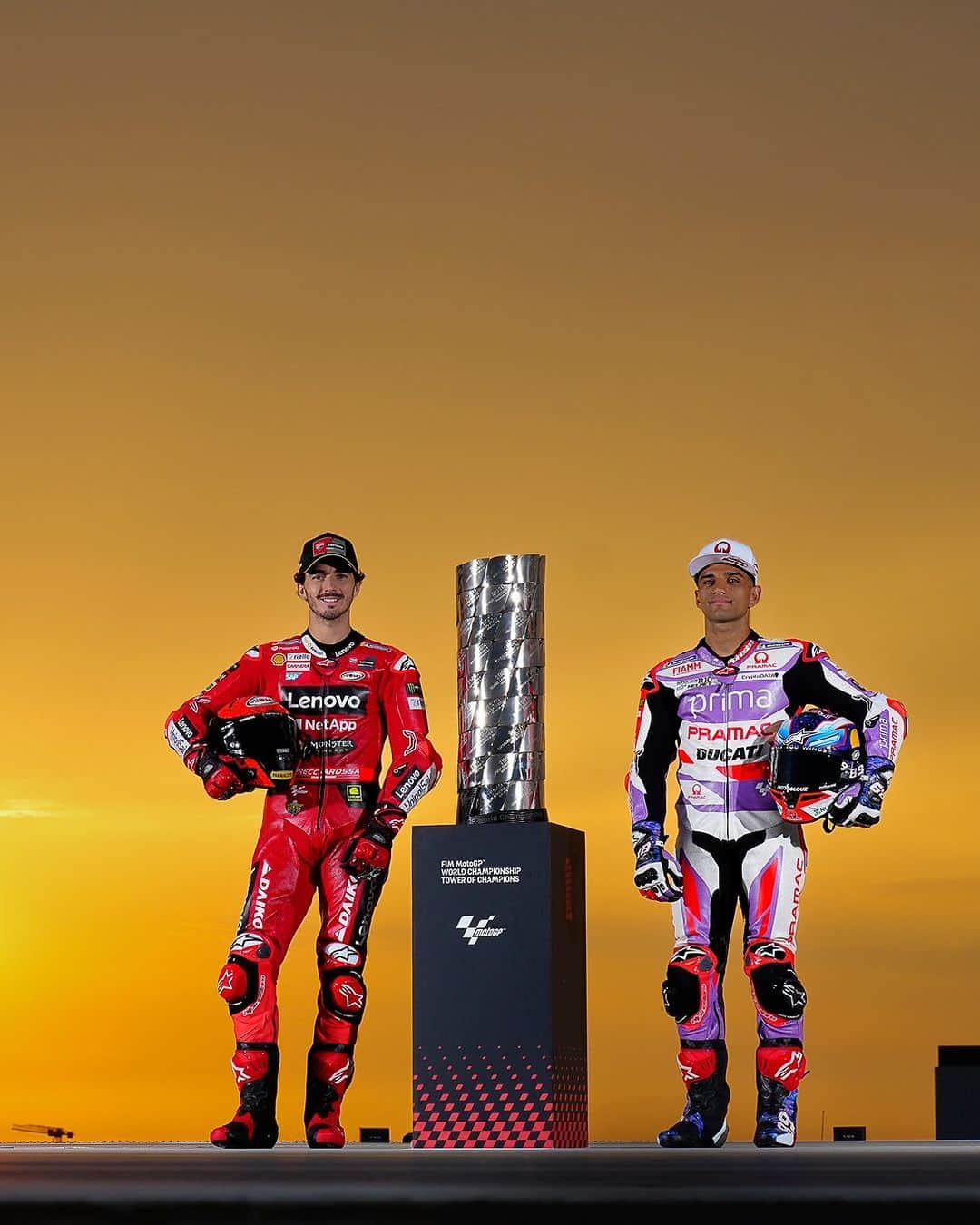 MotoGPさんのインスタグラム写真 - (MotoGPInstagram)「The showdown is getting closer 🤩 Who's going to bring the title home? 🏆  #QatarGP 🇶🇦 #PECCOvsMARTIN #TeamPECCO #TeamMARTIN」11月16日 23時37分 - motogp