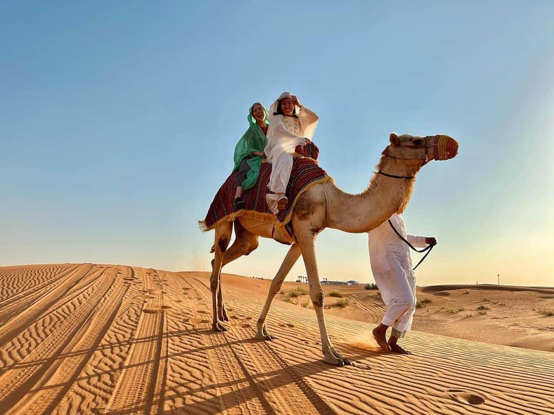 相知明日香さんのインスタグラム写真 - (相知明日香Instagram)「🏜️🐪☀️  突如再開する中東旅🐪🏜️☀️ ドバイから行ける砂漠で念願のラクダに乗りました🐫 中心地から車でオマーンの方角へ行ったところの砂漠🏜️ 異国感しかなくて、ドキドキしました😍  •┈┈┈••✦☪︎✦••┈┈┈•┈┈┈••✦☪︎✦••┈┈┈•  🇦🇪 𝘿𝙪𝙗𝙖𝙞, 𝙐𝘼𝙀  •┈┈┈••✦☪︎✦••┈┈┈•┈┈┈••✦☪︎✦••┈┈┈•  #Dubai #UAE #MiddleEast #UnitedArabEmirates #🇦🇪 #businesstrip #trip #travel #violinist #artist #travelblog  #travelphotography #desertsafari #desert #旅するヴァイオリニストinUAE #ヴァイオリニスト #バイオリン #海外旅行 #旅 #旅行 #中東 #アラブ首長国連邦 #ドバイ #ドバイ観光  •┈┈┈••✦☪︎✦••┈┈┈•┈┈┈••✦☪︎✦••┈┈┈•」11月16日 23時38分 - asukalohappy