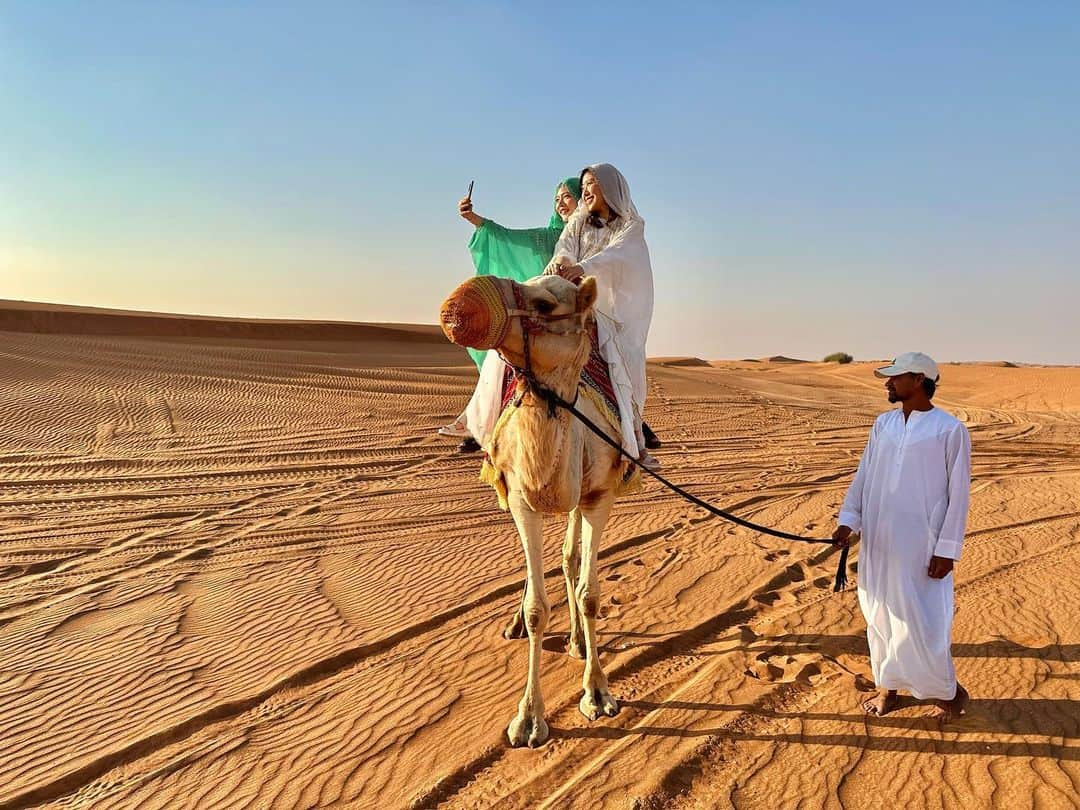 相知明日香さんのインスタグラム写真 - (相知明日香Instagram)「🏜️🐪☀️  突如再開する中東旅🐪🏜️☀️ ドバイから行ける砂漠で念願のラクダに乗りました🐫 中心地から車でオマーンの方角へ行ったところの砂漠🏜️ 異国感しかなくて、ドキドキしました😍  •┈┈┈••✦☪︎✦••┈┈┈•┈┈┈••✦☪︎✦••┈┈┈•  🇦🇪 𝘿𝙪𝙗𝙖𝙞, 𝙐𝘼𝙀  •┈┈┈••✦☪︎✦••┈┈┈•┈┈┈••✦☪︎✦••┈┈┈•  #Dubai #UAE #MiddleEast #UnitedArabEmirates #🇦🇪 #businesstrip #trip #travel #violinist #artist #travelblog  #travelphotography #desertsafari #desert #旅するヴァイオリニストinUAE #ヴァイオリニスト #バイオリン #海外旅行 #旅 #旅行 #中東 #アラブ首長国連邦 #ドバイ #ドバイ観光  •┈┈┈••✦☪︎✦••┈┈┈•┈┈┈••✦☪︎✦••┈┈┈•」11月16日 23時38分 - asukalohappy