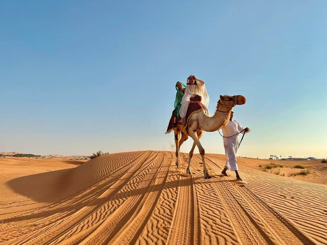 相知明日香さんのインスタグラム写真 - (相知明日香Instagram)「🏜️🐪☀️  突如再開する中東旅🐪🏜️☀️ ドバイから行ける砂漠で念願のラクダに乗りました🐫 中心地から車でオマーンの方角へ行ったところの砂漠🏜️ 異国感しかなくて、ドキドキしました😍  •┈┈┈••✦☪︎✦••┈┈┈•┈┈┈••✦☪︎✦••┈┈┈•  🇦🇪 𝘿𝙪𝙗𝙖𝙞, 𝙐𝘼𝙀  •┈┈┈••✦☪︎✦••┈┈┈•┈┈┈••✦☪︎✦••┈┈┈•  #Dubai #UAE #MiddleEast #UnitedArabEmirates #🇦🇪 #businesstrip #trip #travel #violinist #artist #travelblog  #travelphotography #desertsafari #desert #旅するヴァイオリニストinUAE #ヴァイオリニスト #バイオリン #海外旅行 #旅 #旅行 #中東 #アラブ首長国連邦 #ドバイ #ドバイ観光  •┈┈┈••✦☪︎✦••┈┈┈•┈┈┈••✦☪︎✦••┈┈┈•」11月16日 23時38分 - asukalohappy