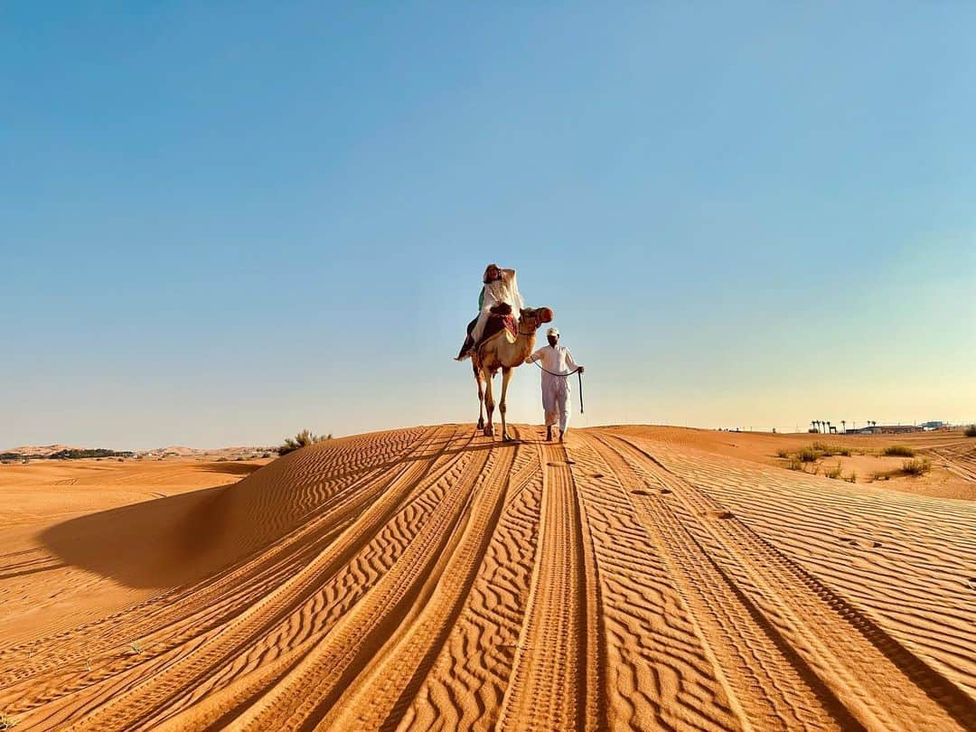 相知明日香のインスタグラム：「🏜️🐪☀️  突如再開する中東旅🐪🏜️☀️ ドバイから行ける砂漠で念願のラクダに乗りました🐫 中心地から車でオマーンの方角へ行ったところの砂漠🏜️ 異国感しかなくて、ドキドキしました😍  •┈┈┈••✦☪︎✦••┈┈┈•┈┈┈••✦☪︎✦••┈┈┈•  🇦🇪 𝘿𝙪𝙗𝙖𝙞, 𝙐𝘼𝙀  •┈┈┈••✦☪︎✦••┈┈┈•┈┈┈••✦☪︎✦••┈┈┈•  #Dubai #UAE #MiddleEast #UnitedArabEmirates #🇦🇪 #businesstrip #trip #travel #violinist #artist #travelblog  #travelphotography #desertsafari #desert #旅するヴァイオリニストinUAE #ヴァイオリニスト #バイオリン #海外旅行 #旅 #旅行 #中東 #アラブ首長国連邦 #ドバイ #ドバイ観光  •┈┈┈••✦☪︎✦••┈┈┈•┈┈┈••✦☪︎✦••┈┈┈•」