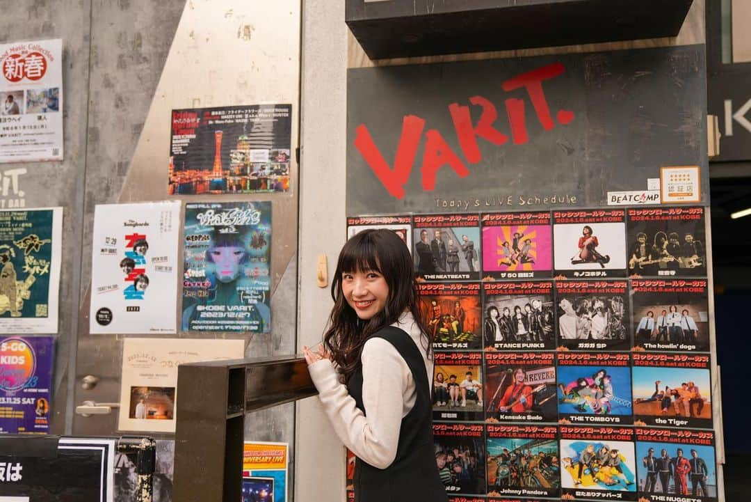 有安杏果さんのインスタグラム写真 - (有安杏果Instagram)「♪ ⁡ リルハー@神戸VARIT. 秋冬公演6箇所目！ ⁡ 関西に来る機会はお仕事でもプライベートでも今まで沢山ありましたが、神戸でのソロライブは初！ ⁡ みんな温かく迎えてくれて嬉しかったです☺️ 今までいつも大阪にきっと来てくれてたんだよね！ 本当にありがとう！ ⁡ みんなとちゃんと会話も出来たし、手痒くなるくらい沢山クラップもしてくれてありがとう！ また神戸や兵庫でライブ出来るように頑張ります✨ ⁡ あっという間に12本の秋冬ツアーも今日が前半戦ラストでした🥺 今日のライブの余韻に浸りながら、明日のことも考えたいと思います🤭 ⁡ 明日から後半戦スタート❣️ 大阪！すぐお隣さんや！ 関西地方盛り上げていくぞー🔥 ⁡ #acoustictour #piano #guitar #弾き語り #alittleharmony #リルハー #神戸 #大阪  ⁡」11月16日 23時41分 - ariyasu_momoka_official