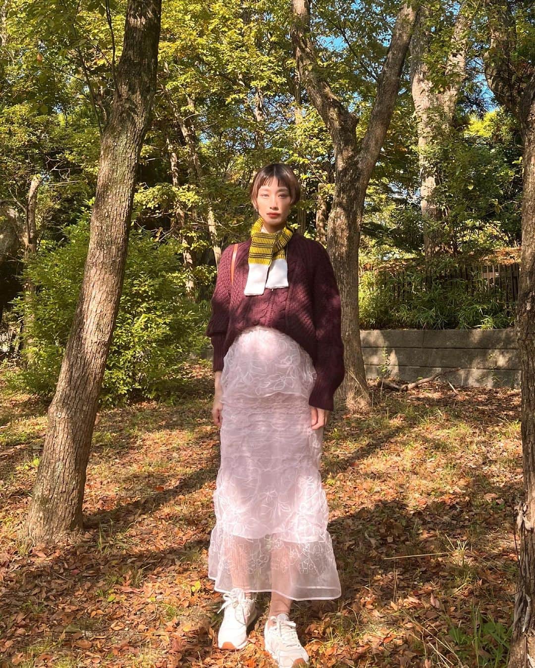 浦川望美のインスタグラム：「こんなに胸高鳴る服は久しぶりだったので 思い切ってpinkでセットアップに。  冬に着るチュールの可愛さを知る。 シルク素材に丁寧に施された刺繍とギャザーのバランス、 細部にまで込められた魂に尊敬する。  SNSに溢れるどこかで見たことのある服に疲れたり こんなに洋服いるのか？と自問自答する事もあるけれど、  物作りと向き合っている服をみると元気をもらう。 産休に入って、数週間(なんなら臨月) あたらめて自分と、 クローゼットの服と向き合う楽しさを感じている。」