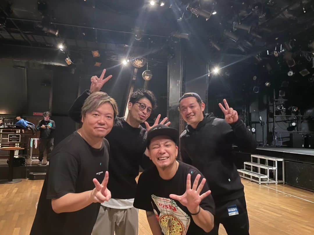 榎木智一のインスタグラム：「. 175R・25周年ライブツアー  「Song  for  tomorrow!2023」  を  観てきた！！  最高🎶  マジで、楽しかった🎶  そして、おめでとうございます🎉  青春時代を思い出して、うるうるもしたな～🥺  🎶Just be yourself🎶  #榎木智一 #俳優  #えのスタグラム #ライブ #shogo #ISAKICK #イサキック #175R #同い年 #同級生 #miusic #メロコア #ロック #style #バンド #北九州 #九州男児#japanese #actor #演員 #배우」