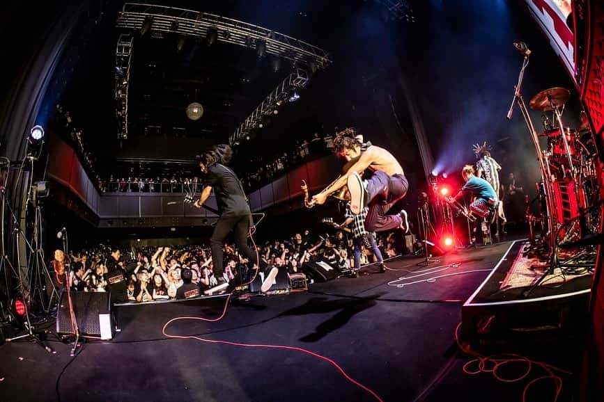 かなすさんのインスタグラム写真 - (かなすInstagram)「Rest In Punk Tour 2023. 11. 16 Zepp Shinjuku  Photo by @hayachinphoto   5年ぶりのアルバムツアーが始まりました。 Rest In Punk、何回も聴いて何回も演奏してるはずなのに涙出ちゃったな。 そんな気持ちのこもった最高の曲を大将が作ってくれました。 自分の中の大事なモノを想って、感じて、聴いてほしいです😇 最高のツアーにするぞっ！！！！」11月16日 23時51分 - canasumushi