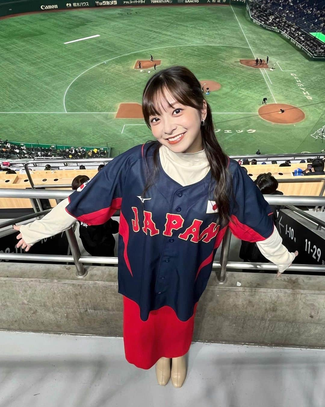 菊池柚花さんのインスタグラム写真 - (菊池柚花Instagram)「. カーネクスト アジアプロ野球チャンピオンシップ【日本vs台湾】の試合を見てきました⚾️  久しぶりの東京ドームでの野球観戦、WBCぶりの侍ジャパンに興奮しました🇯🇵  オフシーズンに入っても野球を楽しめるのは幸せなことですね✨  オープニングセレモニーも豪華で、声援も迫力満点！ やっぱり現地で見る野球は最高だなと改めて実感🔥  試合は両者一歩も譲らない投手戦で、痺れる戦いでした！ 最終盤の打撃陣、繋いで繋いでの攻撃も素晴らしかった✨ 同世代の選手も多いので、ここからの戦いも頑張ってほしいです！  いつも動画で見ていた台湾のチアを見られたのも嬉しかった❤️  そしてなにより、明日は大谷翔平選手のア・リーグMVP受賞にも大注目ですね！ 私も朝から「ワースポ×MLBスペシャル」を楽しみたいと思います☺️」11月16日 23時45分 - kikuchiyuuka