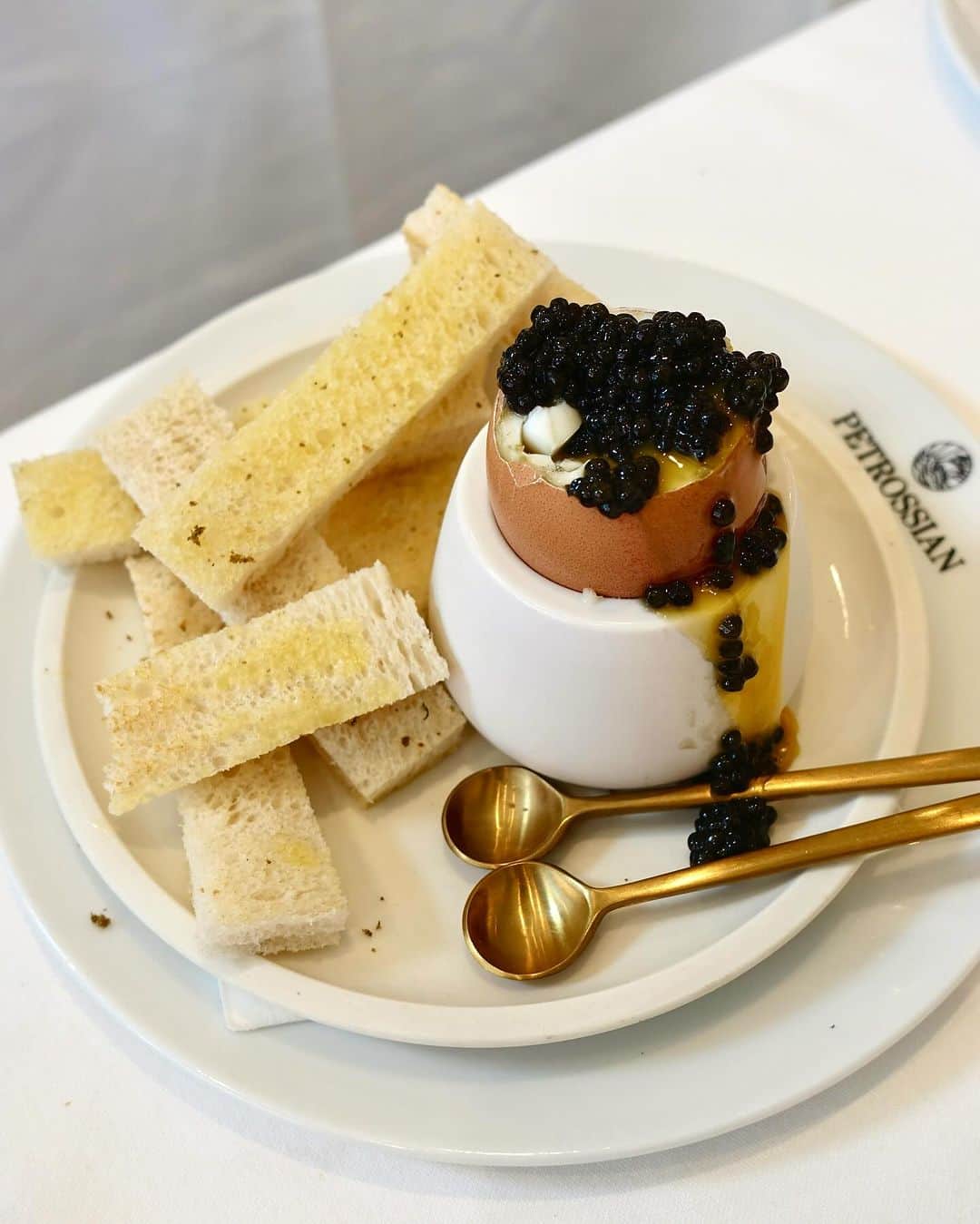 ペオニー・リムのインスタグラム：「Things I’ve eaten and cooked recently.  1] @petrossianuk  2] @8unhouse  3] @forge_middletonlodge  4] @barlinasoho  5] Matthew’s birthday cake. Chocolate cake, chocolate frosting, caramel core, honey nut salted caramel flake treat topping. 6] My kitchen and the cake I made. 7] Oriental Canteen, South Kensington  8] @yauatchalondon  9] Feta fried Eggs with Chilli oil.   Includes press bookings.  #peonylimkitchen」