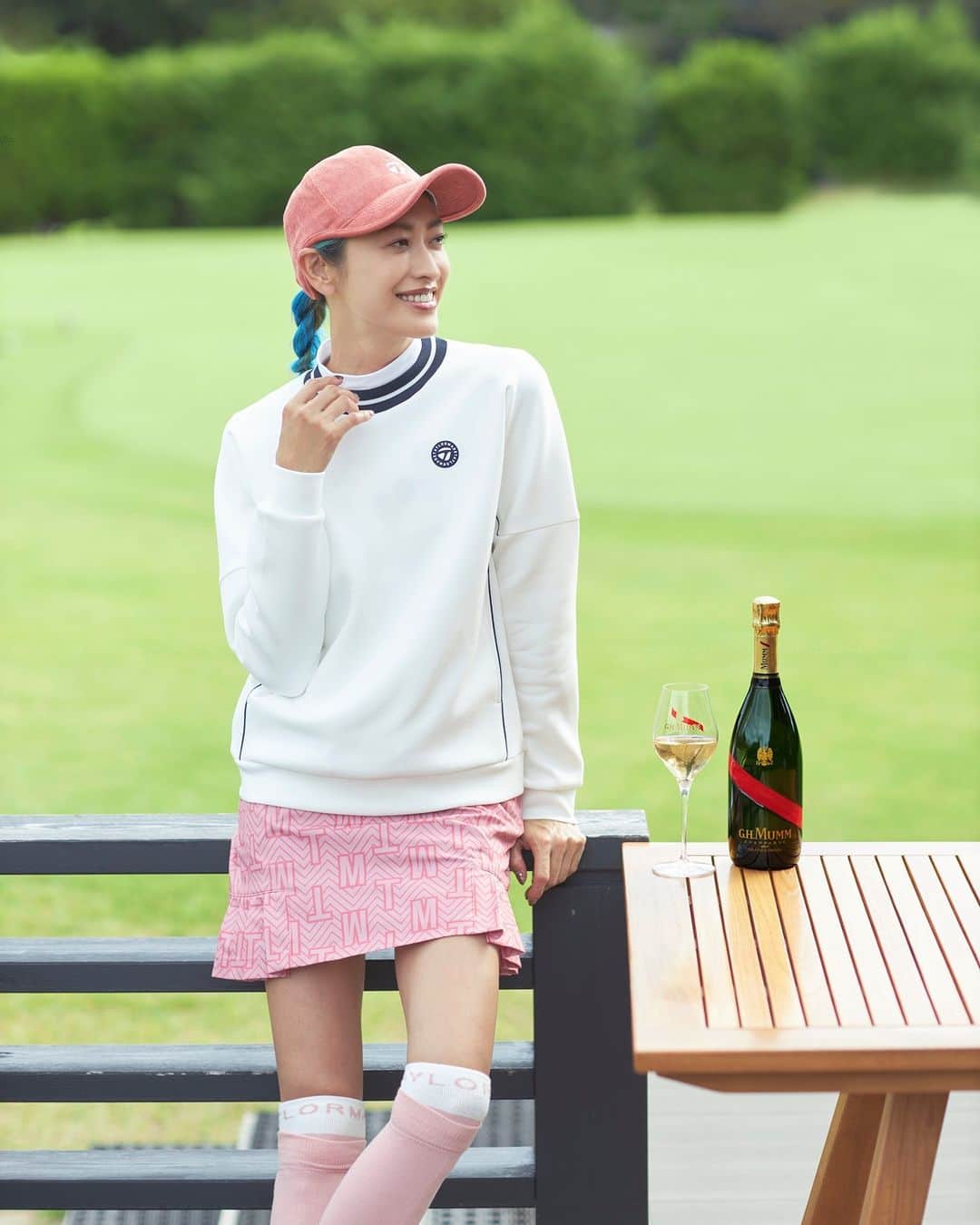 GINGERのインスタグラム：「おしゃれな大人たちが楽しんでいる最新カルチャーといえば、ゴルフ⛳️ ゴルフを再開して、日々躍進する山田優が「メゾン マム」×ラグジュアリーゴルフを体感💛  アフターゴルフに、美味しいシャンパーニュで乾杯🍸🍸　 そんな贅沢なひとときを堪能した模様を  #GINGERWEB にて公開中です👀  @ghmumm_jpn　 @yu_yamada_  #メゾンマム #ゴルフ #山田優 #GINGER #GINGER_magazine #ジンジャー #PR」