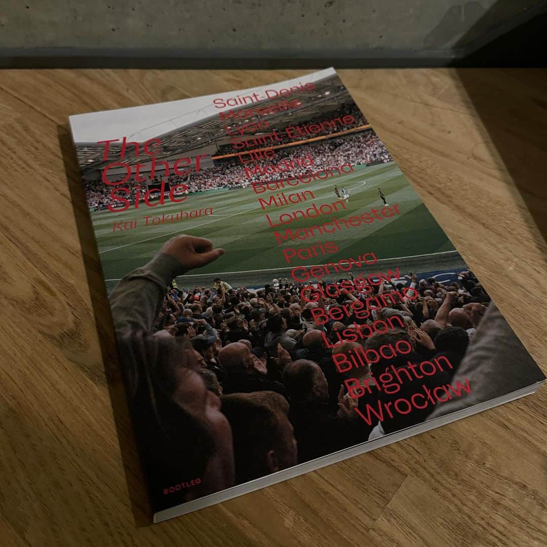 土井地博のインスタグラム：「Exhibition: “traveling with football” 2023.11.16-17 @kai.tokuhara   随分前にフットボールをカルチャーとして何かに落とし込みたいと話をしてくれて自身が海外のスタジアムで撮った写真をZINEにして渡してくれた。あれから更に想いを詰め込んで一冊の本としてまとまった。  『The Other Side / Kai Tokuhara』  何よりも情熱と根気で創り上げた徳ちゃんが緊張しつつも笑顔だったのが嬉しかった😊  2016年から今年にかけ、「サッカーと旅」をテーマにヨーロッパを周りながらスタジアム周りの情景や人々の様子を撮影してきたもの。  神楽坂駅、江戸川橋駅に程近いBOOTLEG Galleryにて。 11/16-17の2日間開催。 @bootleg_ltd   #football  #photography #photo #eu #tokyo」