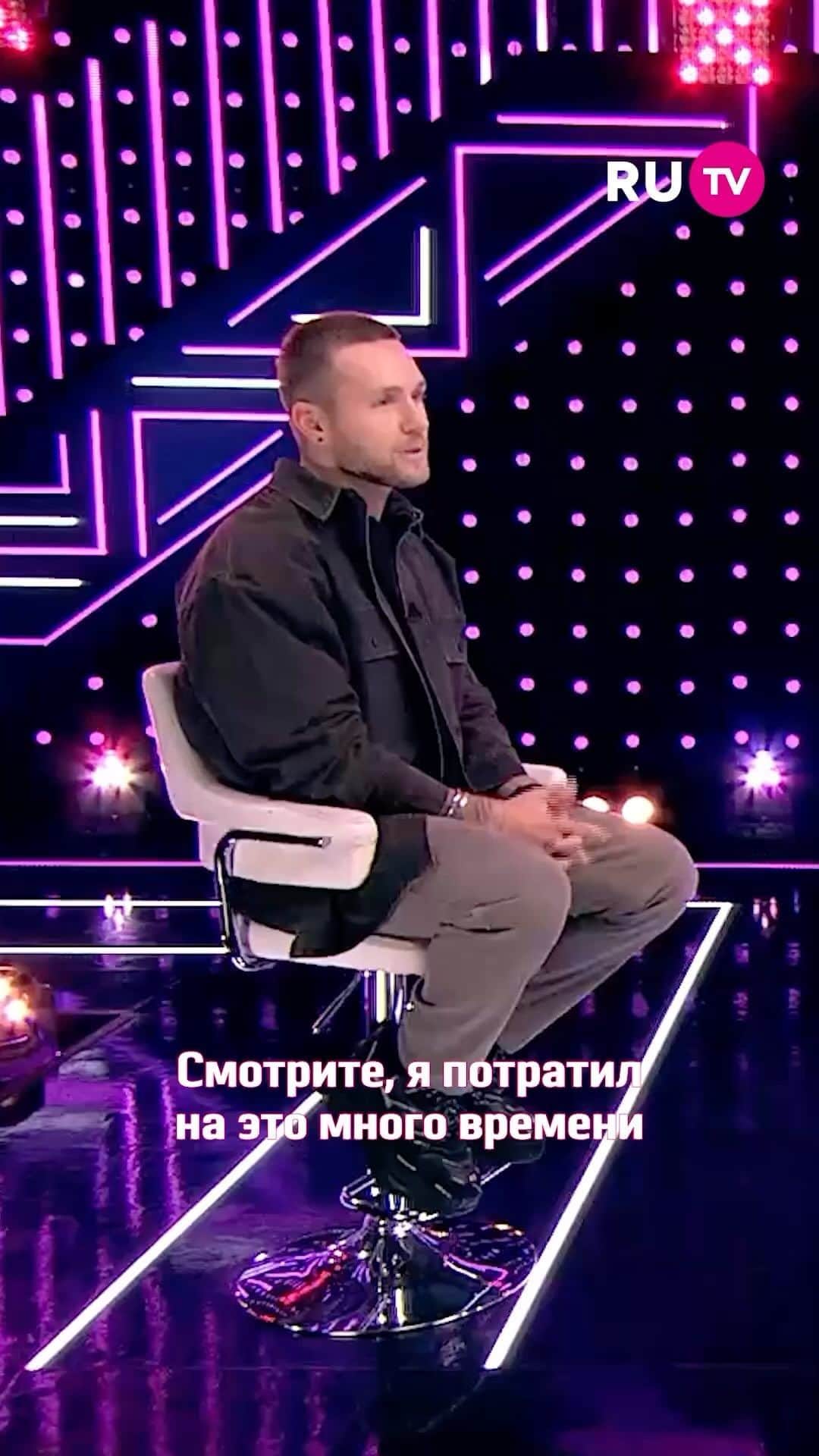 RU.TVのインスタグラム：「Пожелание от Влада Соколовского в этот чудесный осенний вечер!  #rutv #рутв #владсоколовский」