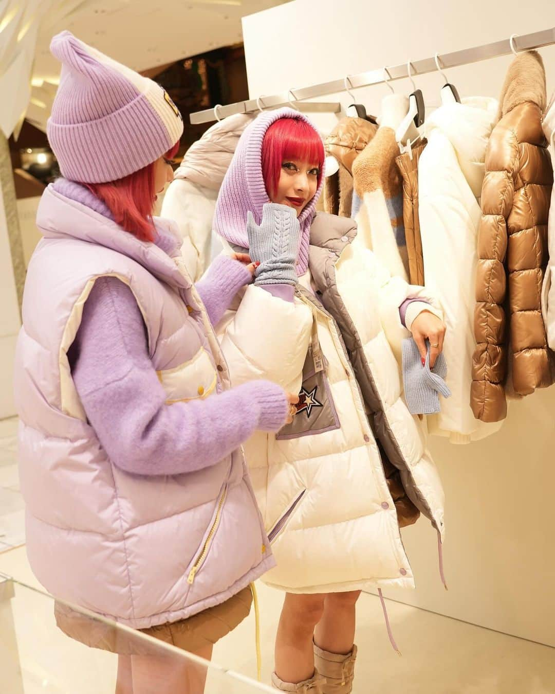 AYAさんのインスタグラム写真 - (AYAInstagram)「Winter mood🌟❄️💫  @herno_official #Herno  #UrbanOuterwearCouture オーバーサイズのダウンやベスト ポップやロゴのパターン等、 冬をカラフルに彩ってくれるアイテムに出会えます🦋✨  ＜HERNO＞ Fall＆Winter 2023 POP-UP 2023年11月15日(水)～11月28日(火) 日本橋三越本店 本館1階 ステージ」11月16日 23時59分 - ayaxxamiaya