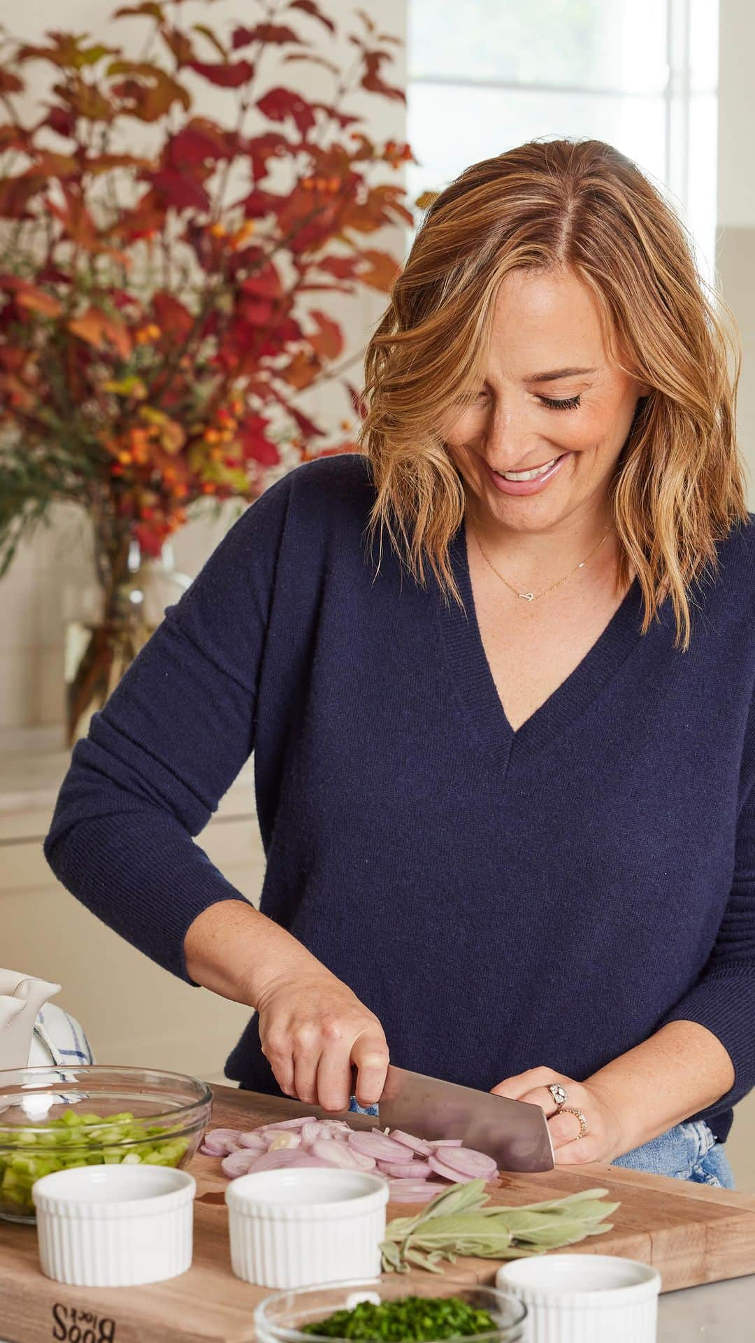 Gaby Dalkinのインスタグラム：「#ad My least favorite Thanksgiving tradition? The pile of dirty dishes at the end of the night. Luckily, @FinishDishwashing’s Ultimate Tabs clean in the toughest conditions, so you can skip the rinse and let Finish handle those burnt-on stuffing stains. I’m debunking more common dishwashing myths to help simplify post-dinner clean- up. Check out the link in my bio for more resources to help you have the Ultimate Thanksgiving ✨ #UltimateThanksgivingTimer https://ultimatethanksgivingexperience.com」