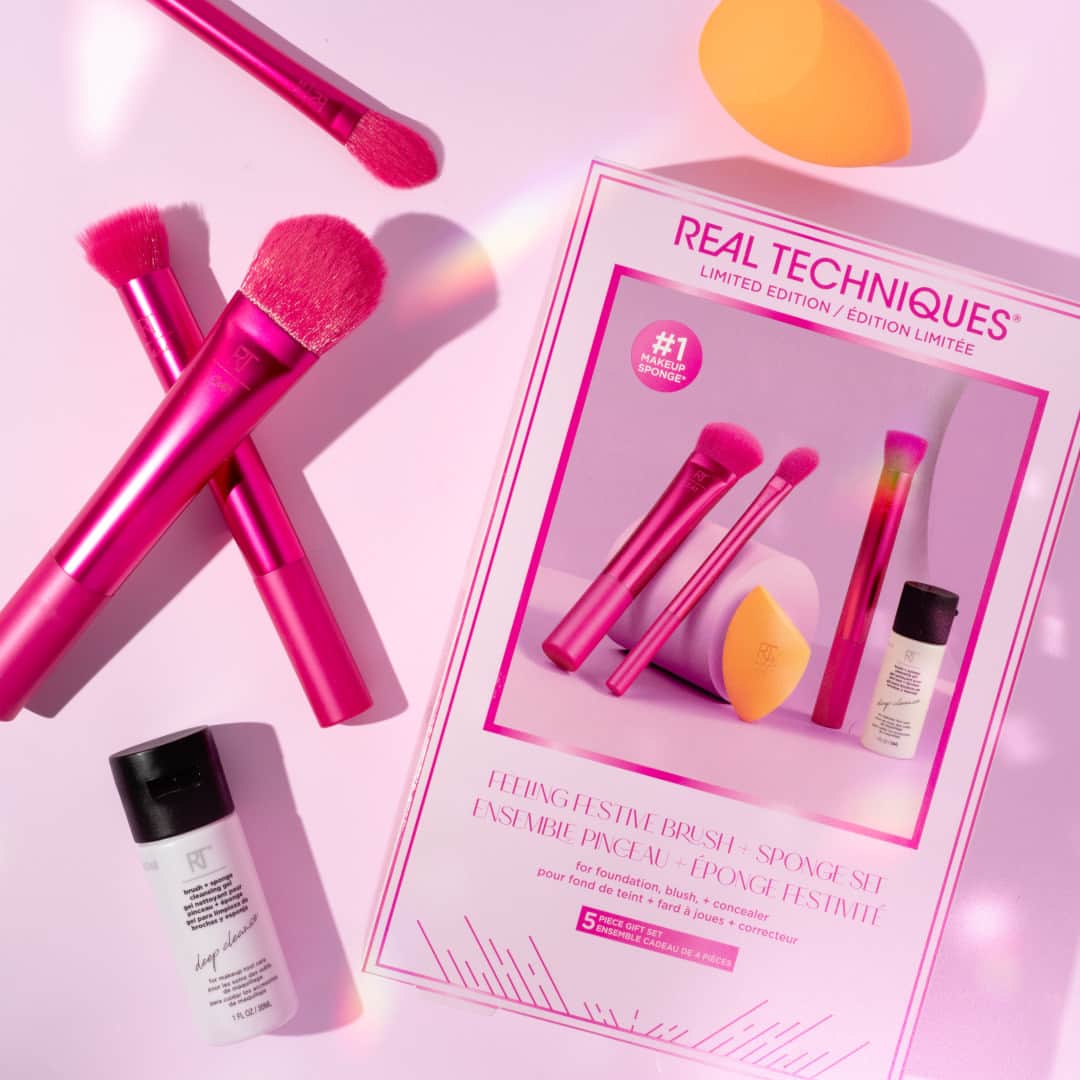 Real Techniquesのインスタグラム：「Get into the holiday spirit with the Feeling Festive Brush + Sponge Set!  💗 Miracle Complexion Sponge  💗 RT 242 Brightening Concealer Brush 💗 RT 241 Seamless Complexion Brush 💗 RT 444 Filtered Cheek Brush 💗 RT Brush + Sponge Cleanser   Get yours now @tescofood」