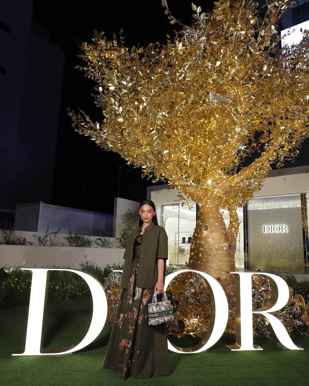 八木莉可子のインスタグラム：「Christian Dior ホリデーポップアップにお邪魔しました✨  たくさんの蝶々が、表参道交差点に設置された TREE OF LIFEのイルミネーションや店内を彩っていて…  今年5月にメキシコで行われた クルーズコレクションで登場した蝶々が、 たくさん日本に飛んできているようでした🦋  11月18日(土)〜12月25 日(月)まで 開催されています！  占星術へオマージュを捧げたアイテムなどもあり、 （個人的に星など好きなので気になりました🤔） バタフライ効果で 幸せな世界観が広がってゆきそうな… 美しく素敵な空間です💫  6枚目は、ARフィルターで撮りました＾＾ ぜひ使ってみてね~！ https://dior-tree-of-life-ar.com/landing_pages/top?utm_medium=practivation  @dior  #DiorCruise #ディオールホリデーポップアップ #ディオールファインジュエリー #SupportedByDior」