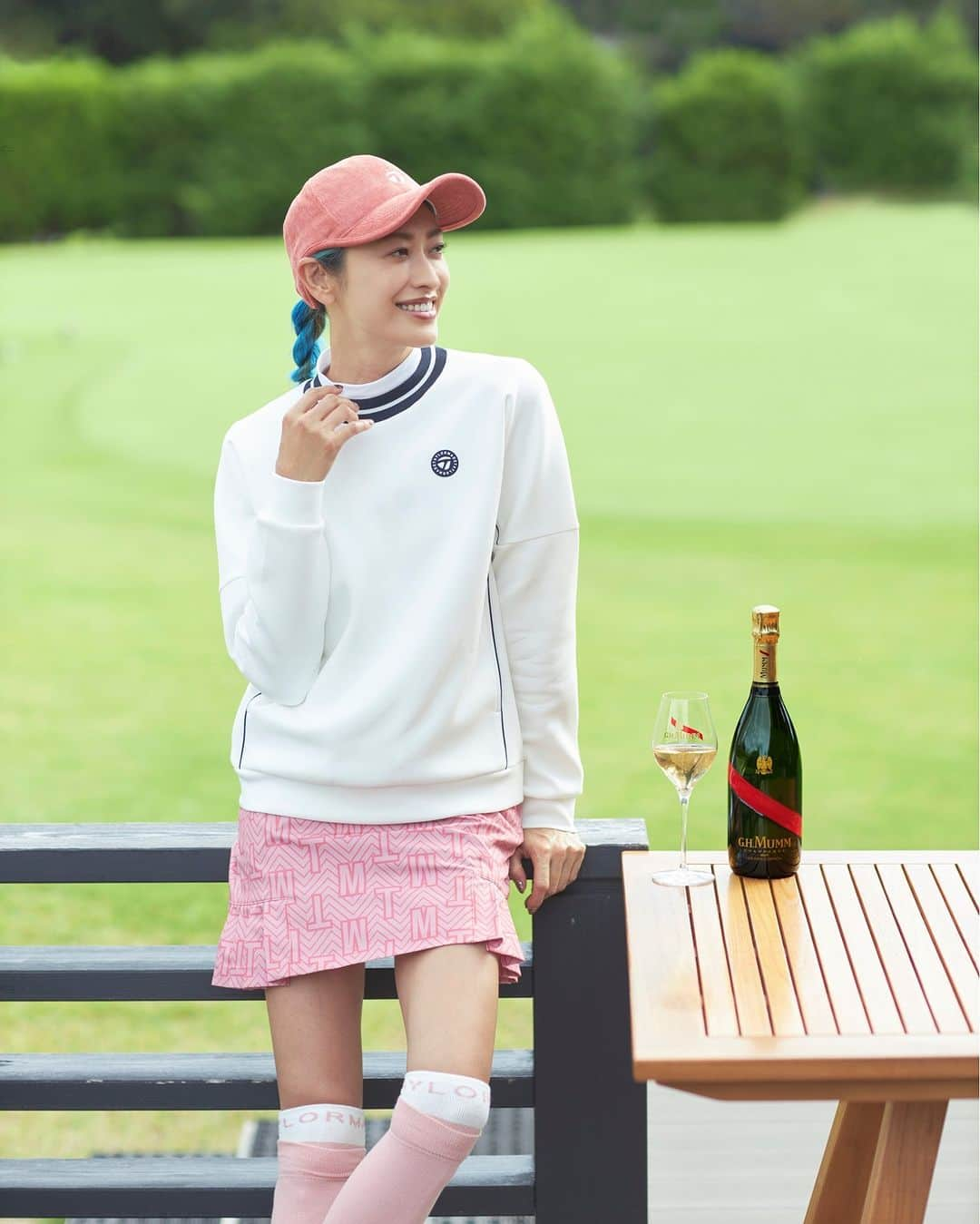 GINGERのインスタグラム：「おしゃれな大人たちが楽しんでいる最新カルチャーといえば、ゴルフ⛳️ ゴルフを再開して、日々躍進する山田優が「メゾン マム」×ラグジュアリーゴルフを体感💛  アフターゴルフに、美味しいシャンパーニュで乾杯🍸🍸　 そんな贅沢なひとときを堪能した模様を  #GINGERWEB にて公開中です👀  @ghmumm_jpn　 @yu_yamada_  #メゾンマム #ゴルフ #山田優 #GINGER #GINGER_magazine #ジンジャー #PR」