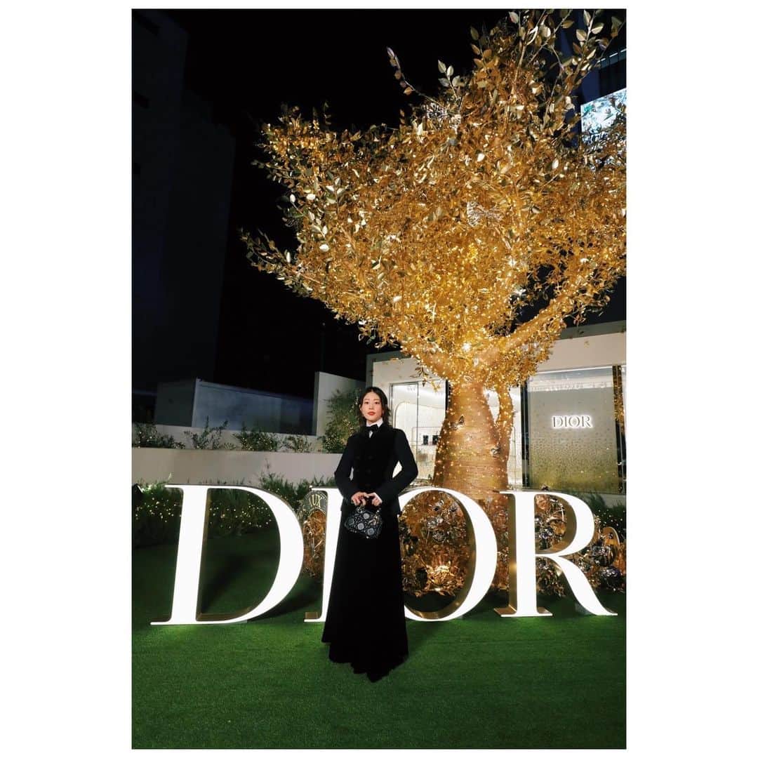 高畑充希のインスタグラム：「蝶ネクタイでルンルンです。 コナンくんです。  表参道がとても美しく彩られているので、 みなさまぜひ☺️✨  @Dior #DiorCruise #ディオールホリデーポップアップ  #ディオールファインジュエリー #SupportedByDior」