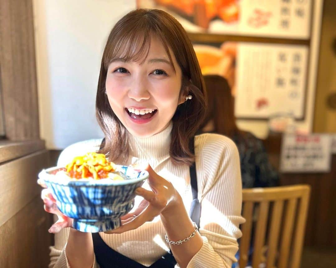 山﨑加奈のインスタグラム：「・ 先日熱海にて🫶 ひたすら食べて日帰り温泉入ってゆったり過ごした休日☺️  海鮮丼の後ラーメン食べちゃうぐらい食欲の秋爆発してます❤️‍🔥 ・ #熱海旅行 #熱海観光 #熱海観光 #休日 #休日の過ごし方 #休日ランチ #アナウンサー #山﨑加奈」