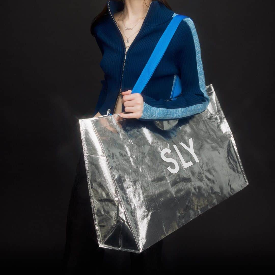 スライさんのインスタグラム写真 - (スライInstagram)「ㅤㅤㅤㅤㅤㅤㅤㅤㅤㅤㅤㅤㅤ SLY 2024 LUCKY BAG __________________________________ ☑︎SLY 2024 福袋 (030HS202-1000) Multi_1 ※12月下旬お届け予定  本年はトレンドカラーの全面シルバーにSLYらしい配色のブルーの持ち手がポイントとなる福袋 2024年の福袋は、届いてすぐに使いたいアイテムや、これからの季節に嬉しいアイテムなどなどを豊富に詰め込んだ総額なんと約￥70,000（税抜）以上相当の商品が詰まっています。 中身はもちろん、トレンド感もあるレジャーシーンやお買い物に使いやすいサイズのSLYらしい福袋で、中身を出してからも大活躍間違いなしのお得な福袋です。こちらの福袋はNEW YEAR SPECIAL PRICE ￥11,000（税込）でお求めいただけます！ [中身相当金額（目安）：約￥70,000（税抜）相当] [中身点数（目安）：約7点～10点] _________________________________ #SLY #SLY_fav」11月16日 23時55分 - sly_official