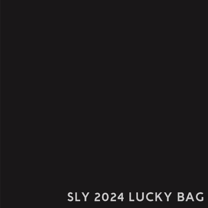 スライのインスタグラム：「ㅤㅤㅤㅤㅤㅤㅤㅤㅤㅤㅤㅤㅤ SLY 2024 LUCKY BAG __________________________________ ☑︎SLY 2024 福袋 (030HS202-1000) Multi_1 ※12月下旬お届け予定  本年はトレンドカラーの全面シルバーにSLYらしい配色のブルーの持ち手がポイントとなる福袋 2024年の福袋は、届いてすぐに使いたいアイテムや、これからの季節に嬉しいアイテムなどなどを豊富に詰め込んだ総額なんと約￥70,000（税抜）以上相当の商品が詰まっています。 中身はもちろん、トレンド感もあるレジャーシーンやお買い物に使いやすいサイズのSLYらしい福袋で、中身を出してからも大活躍間違いなしのお得な福袋です。こちらの福袋はNEW YEAR SPECIAL PRICE ￥11,000（税込）でお求めいただけます！ [中身相当金額（目安）：約￥70,000（税抜）相当] [中身点数（目安）：約7点～10点] _________________________________ #SLY #SLY_fav」