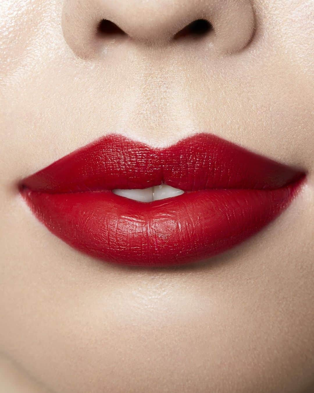 Motives Cosmeticsさんのインスタグラム写真 - (Motives CosmeticsInstagram)「The perfect Holiday Red 💋 does exist.⁠ ⁠ Save now on our Motives Lip Kit in "Truth Hurts" and be holiday ready✨with just one swipe.⁠ ⁠ Tap to shop 🎁⁠ ⁠ #redlip #giftsforher #shopping #holidays #holidayred」11月16日 23時58分 - motivescosmetics