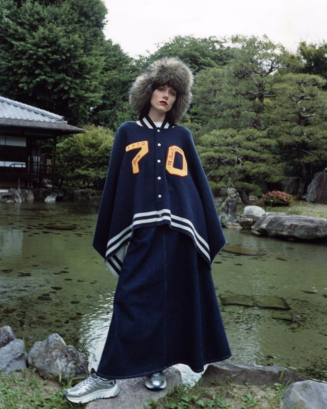 ケンゾーのインスタグラム：「This KENZO poncho is wholeheartedly embracing the university sportswear aesthetic. Iconic House motifs, such as the Tiger are embroidered into this outerwear piece. Discover the KENZO outerwear selection on KENZO.COM  #KENZONIGO」