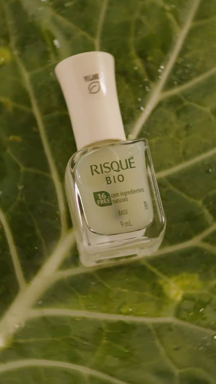 Risqueのインスタグラム：「O cuidado que as suas unhas merecem. 🌿 Base Risqué Bio possui couve kale, um superfood rico em vitaminas, e óleo melaleuca para preparar as suas unhas de uma maneira mais natural.* E ainda é vegana, cruelty free, hipoalergênica e 16 free.  Compre a sua no link da bio.  *Se comparado com a linha regular.  #EsmaltesRisqué #RisquéOficial #TáNasNossasMãos」