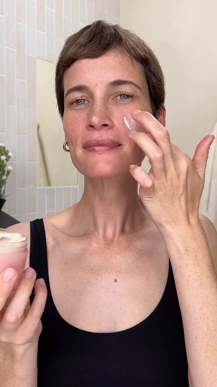 ネッタポルテのインスタグラム：「GLOW UP: Unlock the secret to radiant skin. Round out your skincare regimen with @mzskinofficial’s anti-aging products that are designed to reveal, enhance, and protect.   PRODUCT USED: LightMAX MiniPro EYECONIC™ LED Eye Patches Soothe & Smooth Collagen Activating Eye Complex Rest & Revive Restorative Placenta & Stem Cell Night Serum The Rich Moisturiser  Tap the link in bio to shop at #NETAPORTER.」
