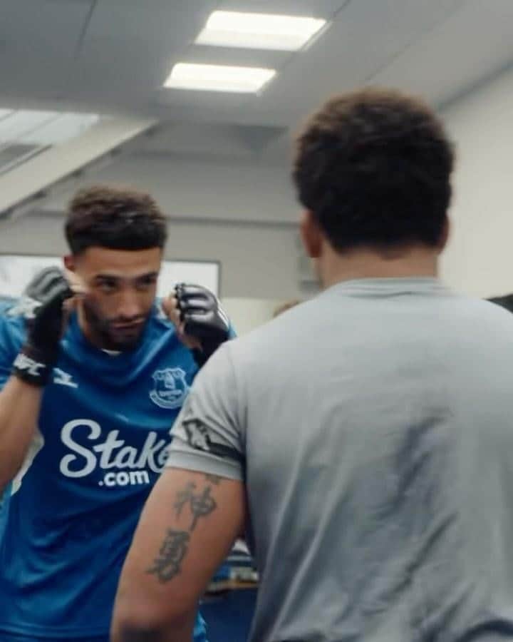 のインスタグラム：「That left hook 😮‍💨」