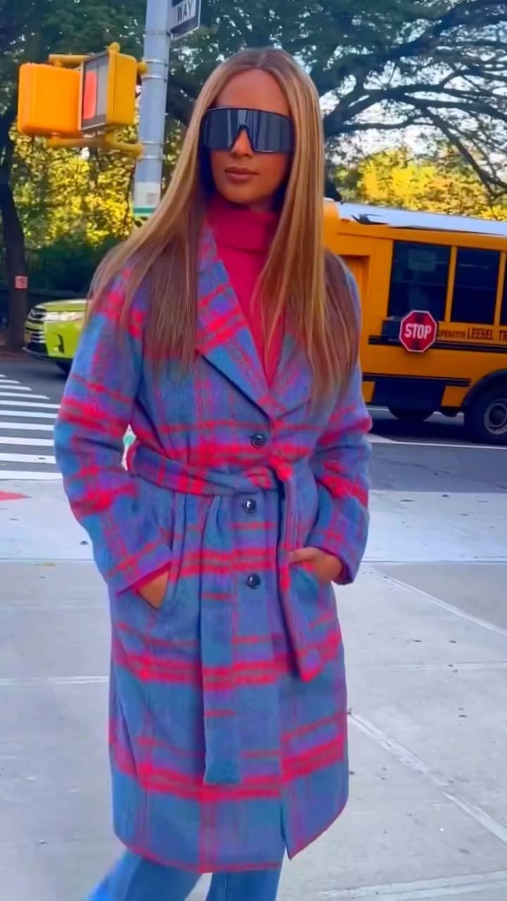 イマン・アブドゥルマジドのインスタグラム：「Elevate your winter wardrobe! Join me LIVE from 1-3pm est today to shop brand new pieces from @imanglobalchic!  Exclusively @hsn & HSN.com! Link in bio  #IMANGlobalChic」