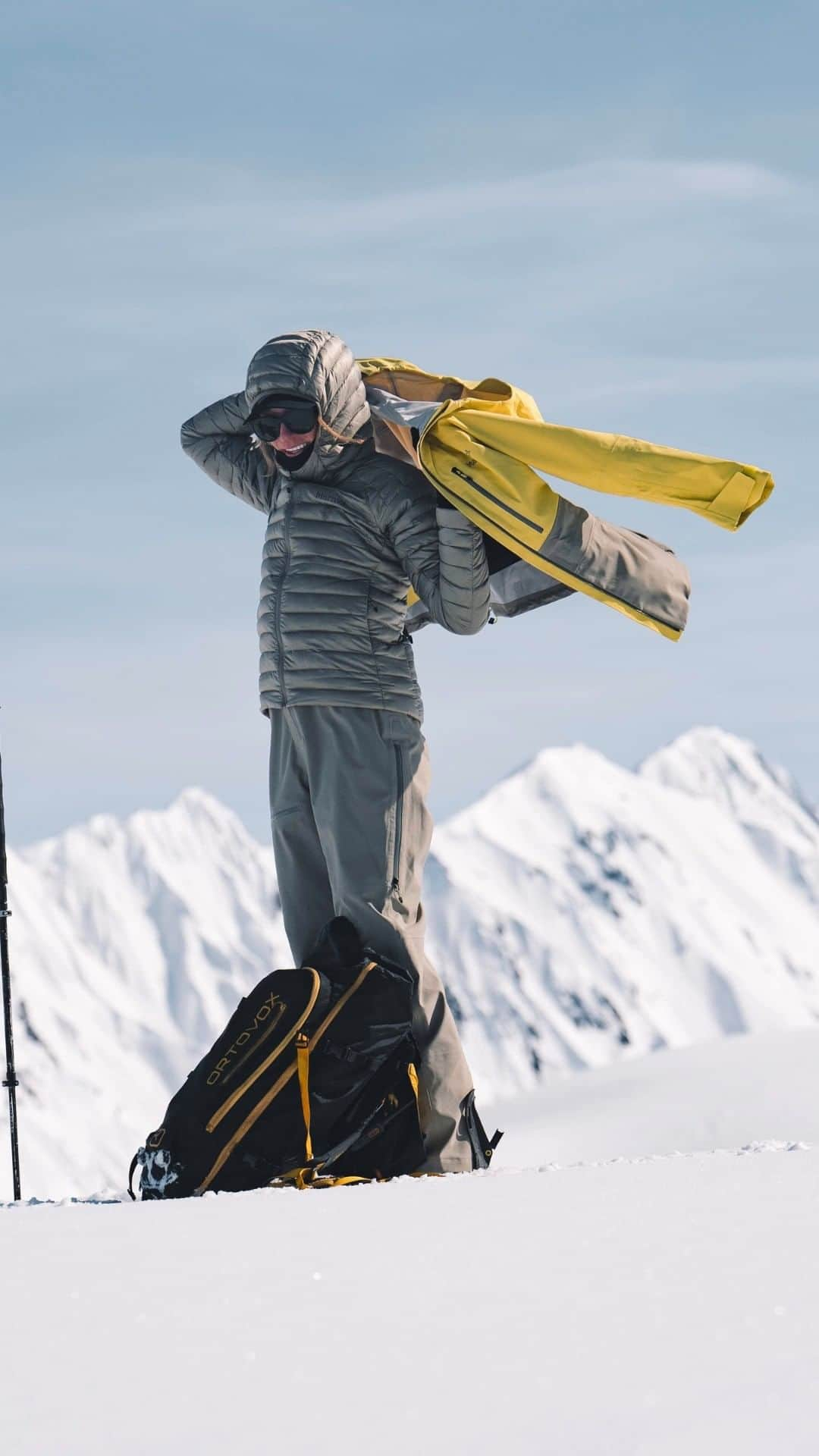 マーモットのインスタグラム：「No lift, no problem 👍   The stretchy, breathable Refuge Pro kit is skin-track approved when you're ready to leave the blacks and blues behind.   Photo: @biancagermain  #Marmot」