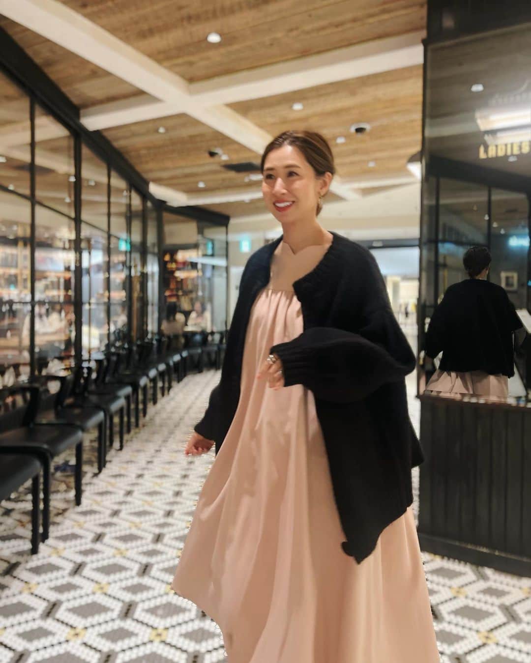 大橋あゆみのインスタグラム：「2日目が終わり今日も楽しい思い出がいーーっぱいできました☺️  初めてUNMINOUを知ってくださったお客様がお店のコンセプトを聞いてくださり張り切って長々と説明してしまう一幕もありました  お越しくださった全てのお客様に感謝申し上げます☺️  本日の後半コーデをさくっと📷  不動の人気キーネックフリルワンピ👗  とってもやわらかな絶妙ピンクがここ東京でも人気です☺️  一枚で着るのももちろんですが、ローゲージカーデをざっくり羽織ればまた雰囲気がらり変えれてお勧めです♡  ラストの写真は閉店してすぐ近くにいた人たちと📷🤍  後5日間、全力で皆様のご来店お待ちしております😊」