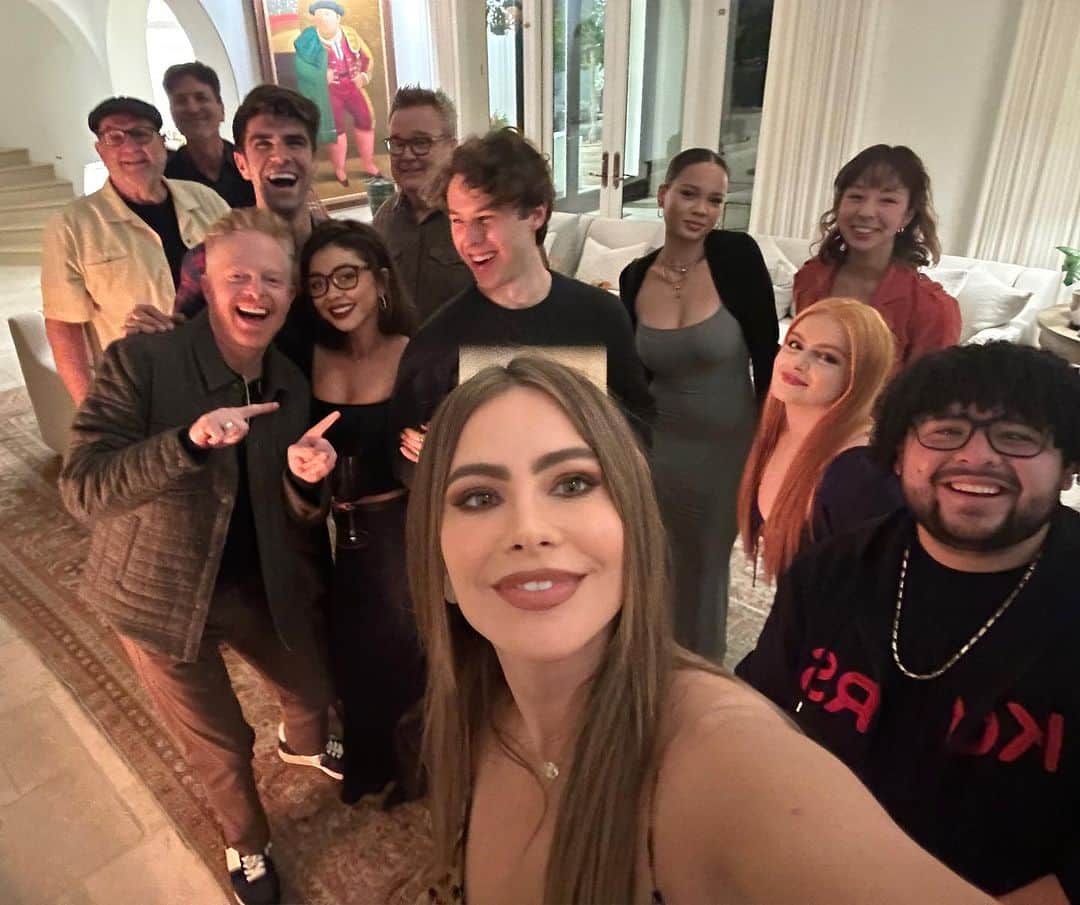 ソフィア・ベルガラのインスタグラム：「So lucky to have worked with this people for 11 years❤️. I love and miss u all guys!!! #modernfamily」
