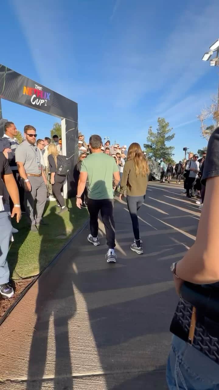 マーク・ウォールバーグのインスタグラム：「Formula 1 festivities with my girl ❤️ @municipal 👟📈🔥 @bertkreischer 😂😎🎥 #MunicipalPartner」